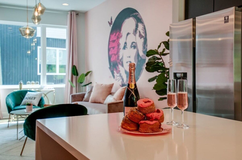 King Queen 2 Homes - 24 Beds City Views