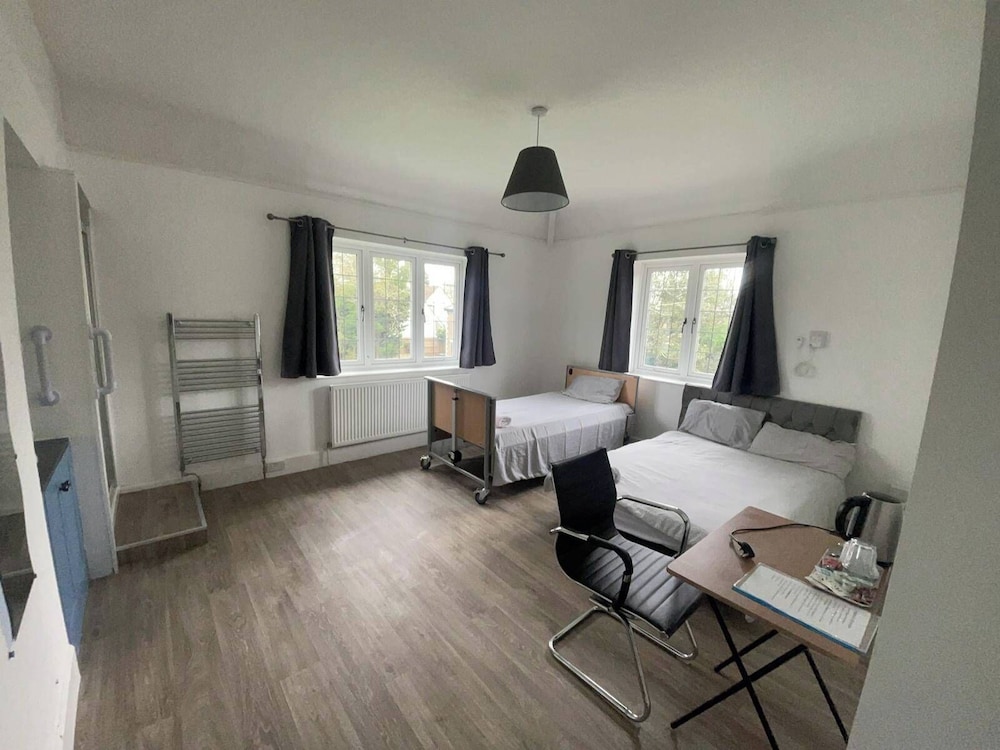 Bristol Blissful Retreat - 6 Bedrooms