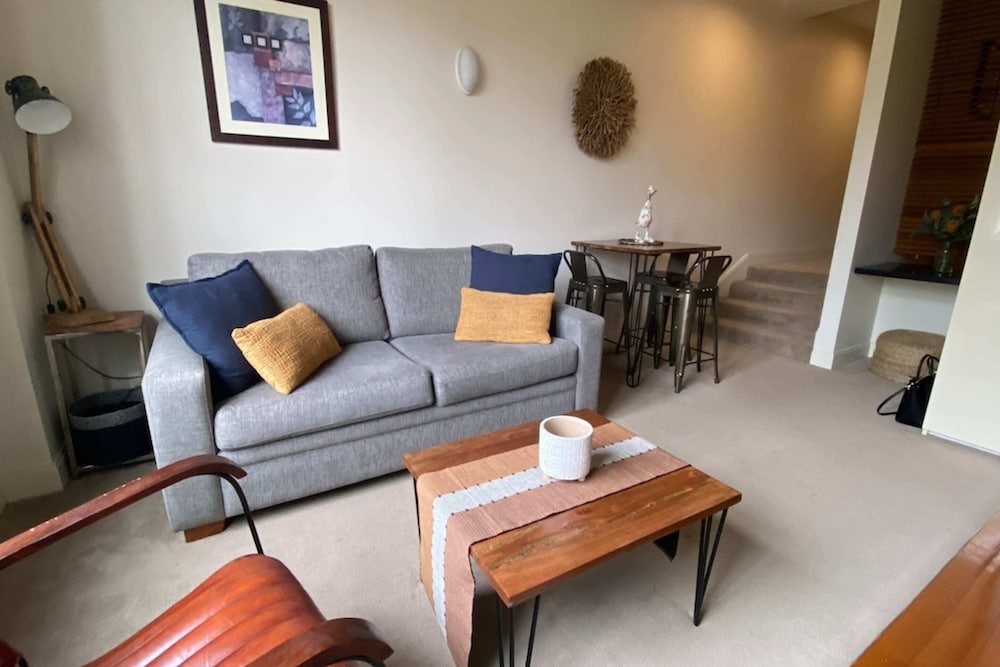 1-bedroom Unit in Classic Melbourne CBD Building!