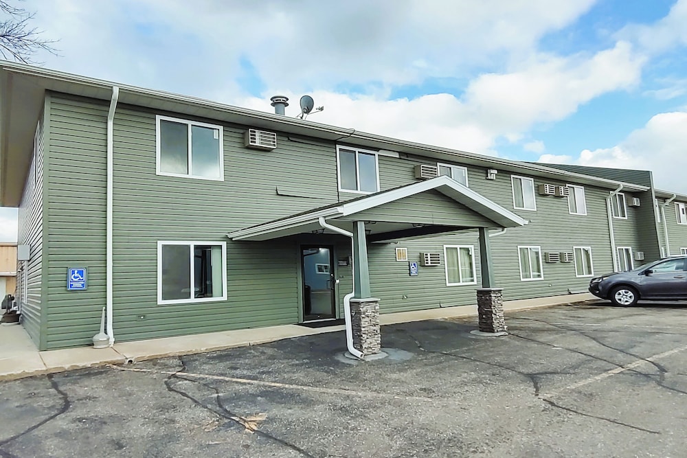Love Hotels Staples by OYO at HWY 10 MN