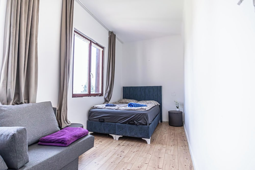 Cozy House Terrace &Garden Sleeps 34