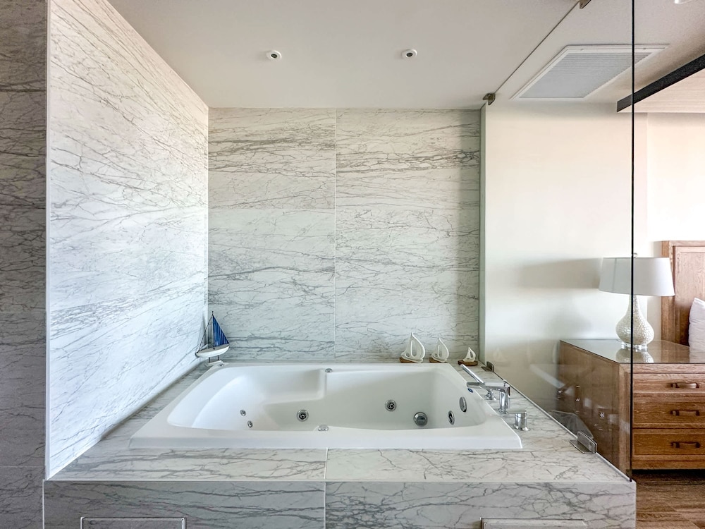 2BR Iconic Oceanfront Escape