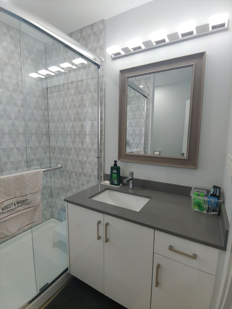 Surrey Vacations - Sarla Villa Surrey - Property Image 8