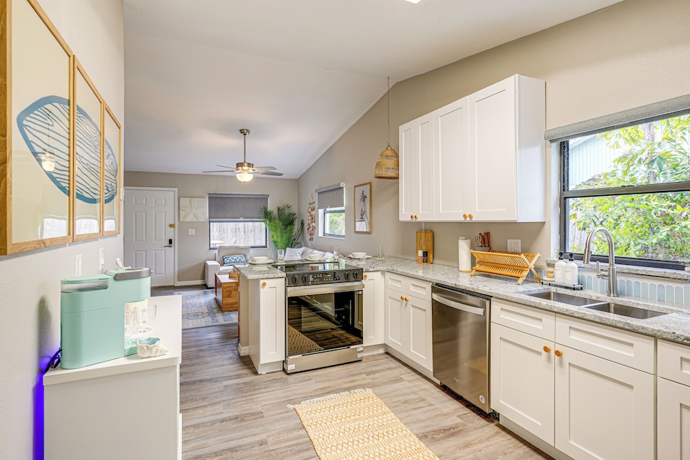 Dtwn Palm Harbor Condo: Walk to Water!