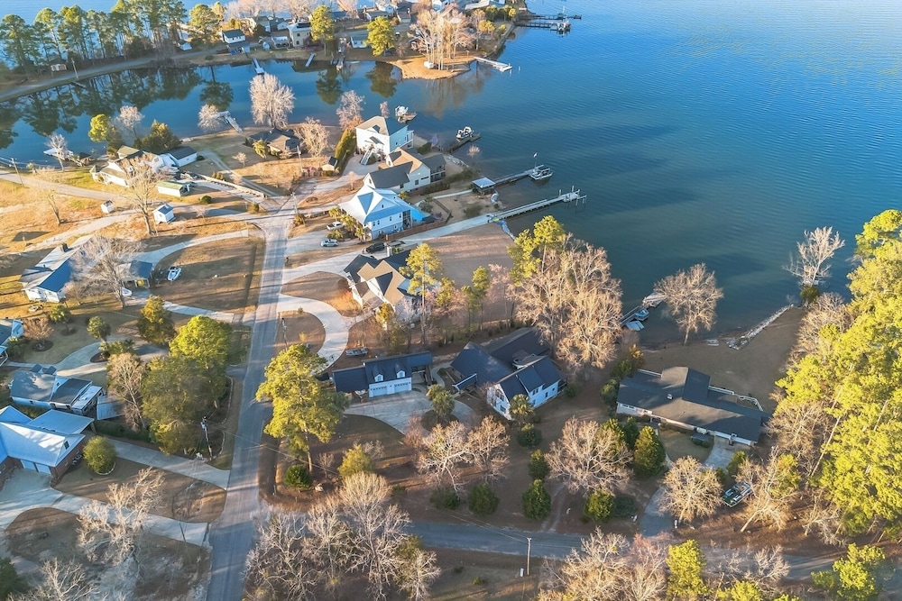 Luxury Lakefront 4br: Jacuzzi, Game Room & Wi-fi