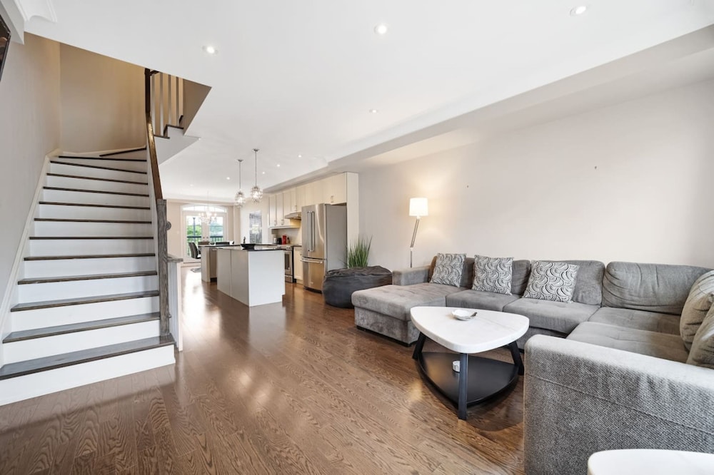 Family-friendly 3BR Mississauga Home w Parking