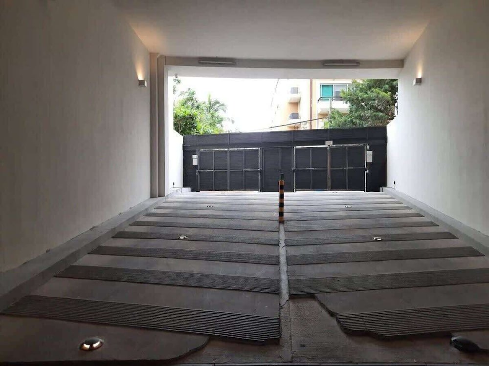 1 Br. Steps From the Beach Roof W/ocean View