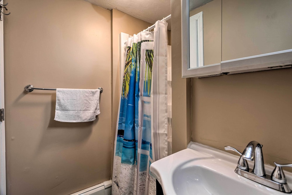 Cozy Third-story Apartment in Dtwn Brockton!