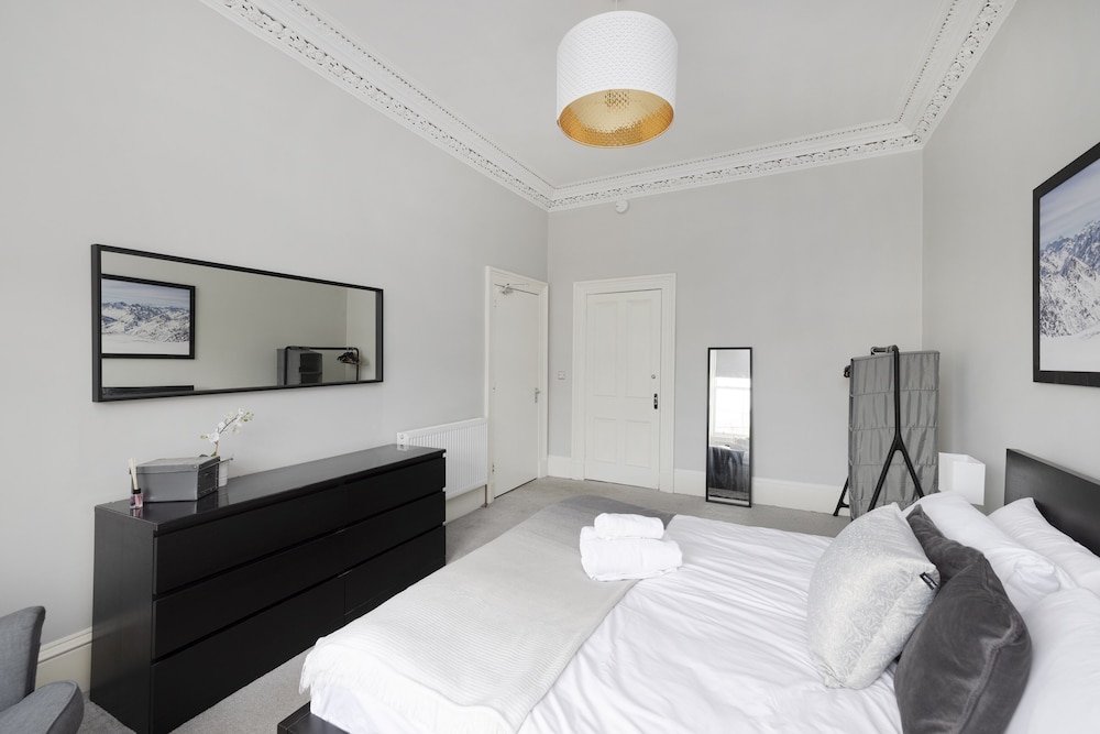 JOIVY 4-Bed Stylish Flat In Edinburgh City Centre view 4