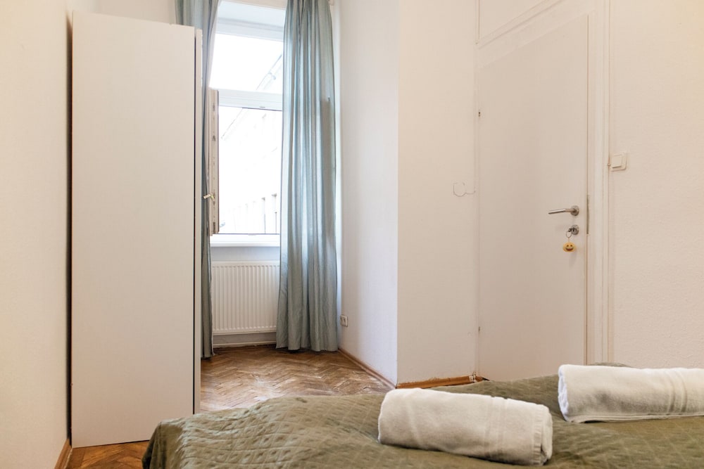 Bright 2BR Apt Perfect Long Stay