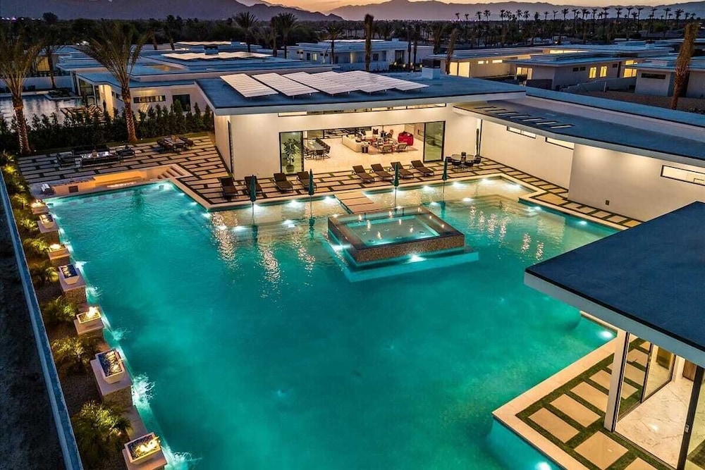 Sleeps 23 Luxury Villa w/ Pool, Hot Tub & Pickleball Court Bravo Villa 10