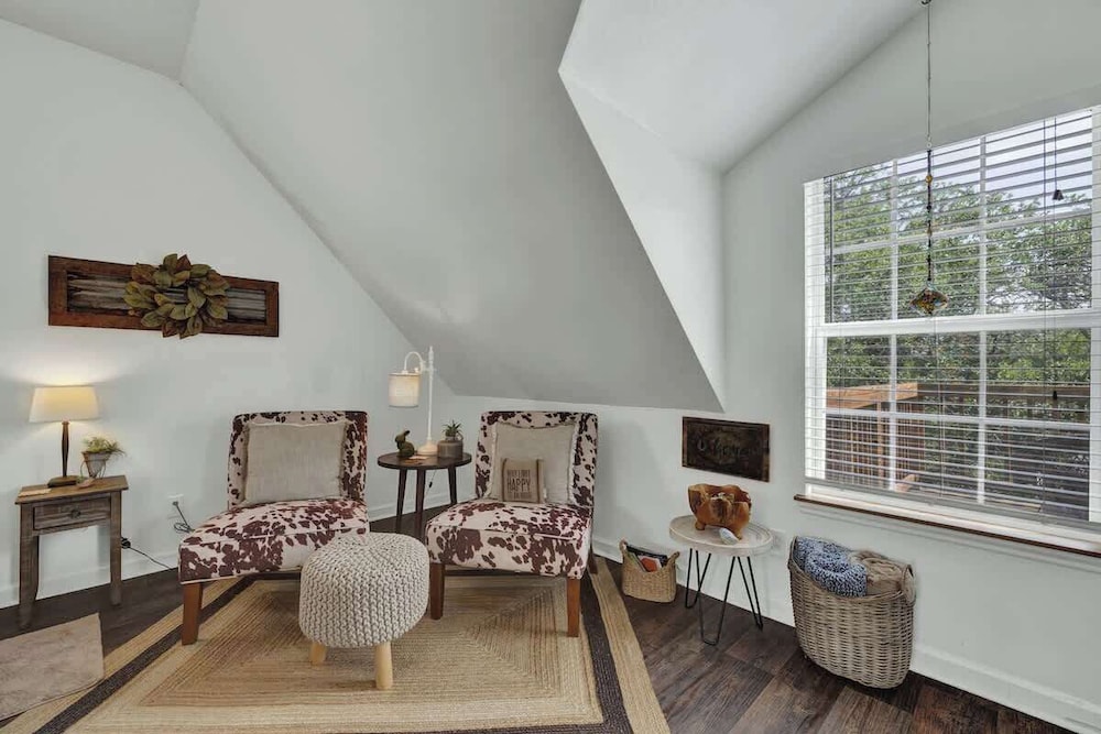 Cactus Flower Treehouse-pet Friendly-hill Country Views!