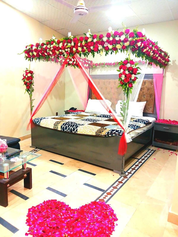 Subhan Palace Near Millennium Mall