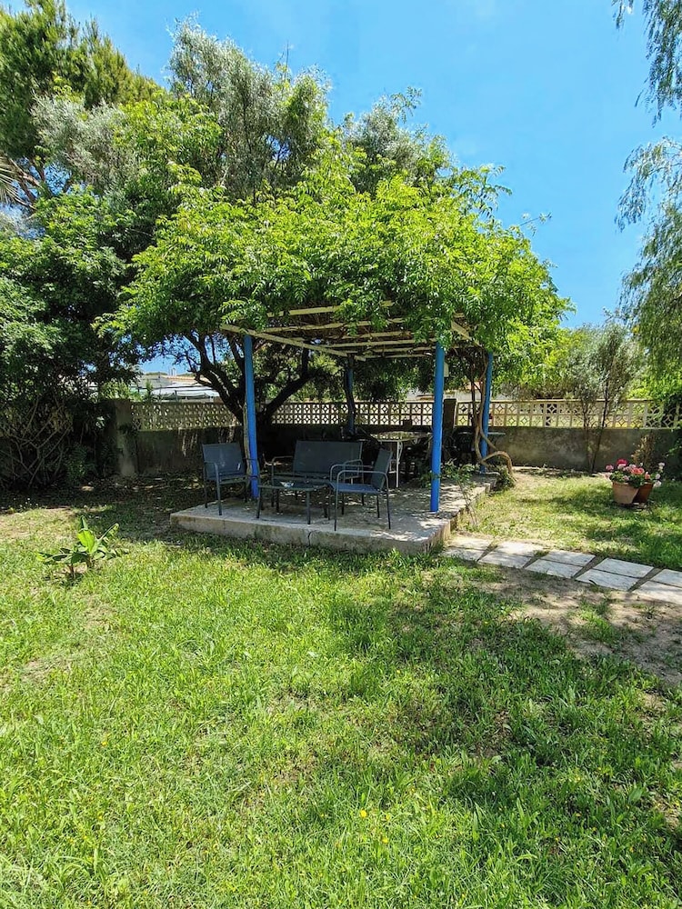 House With Exclusive Pool and Garden 7 min Walk From the Beach and the Center