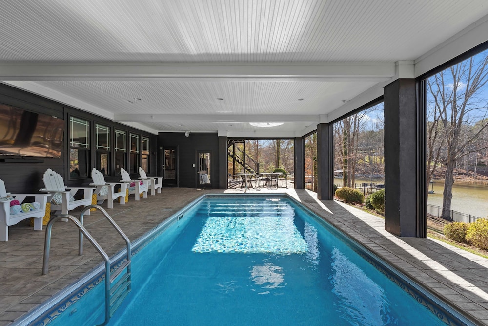 Luxury Lakefront Stay Private Dock, Indoor/outdoor Pool The Retreat