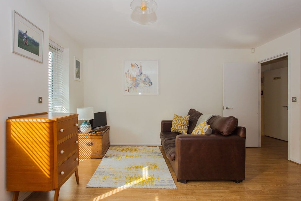 1 Bed with Balcony by Broadway Market & Columbia Road