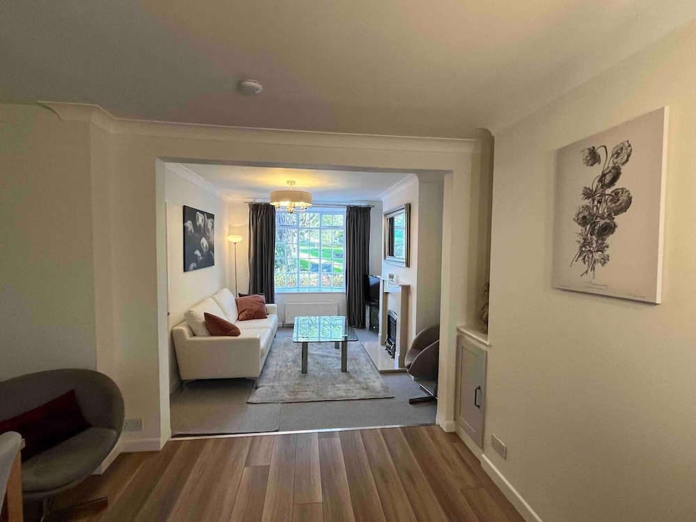 Charming 3-bed Cottage - Private Garden & Parking