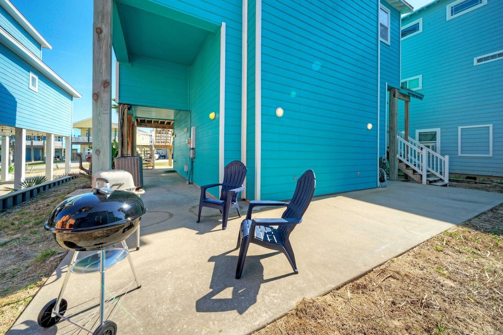 Sleeps 24 2 Homes w/ Beach Boardwalk Access & Deck Views Steps to the Beach