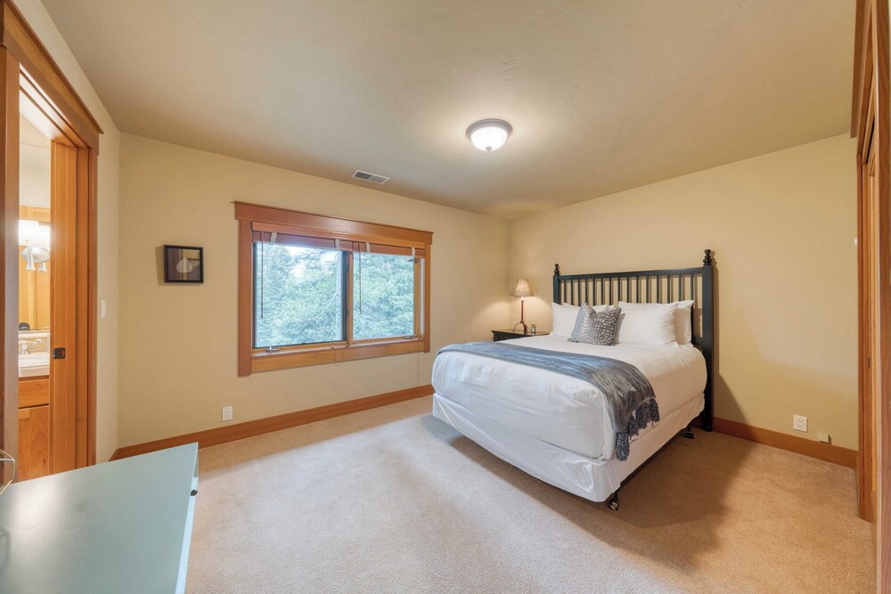 Cedars at Palisades by Avantstay Hot Tub, Resort Access, and Mountain Views