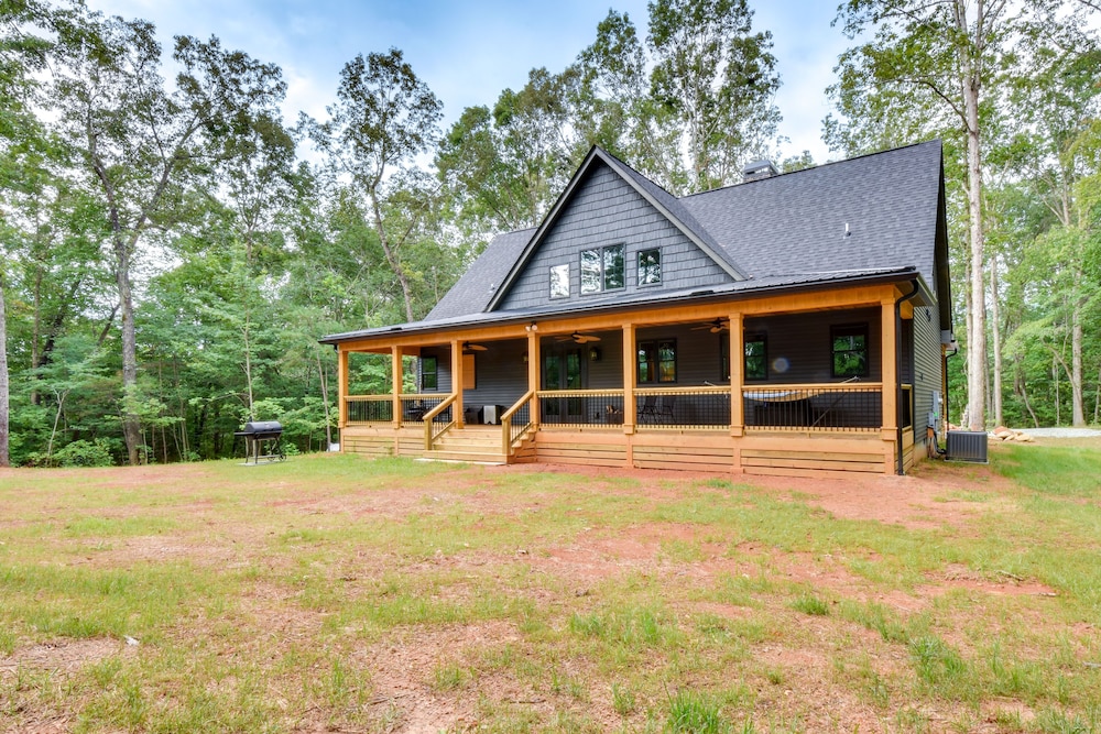 Luxurious Clarkesville Cabin w/ Decks & Fire Pit view 3