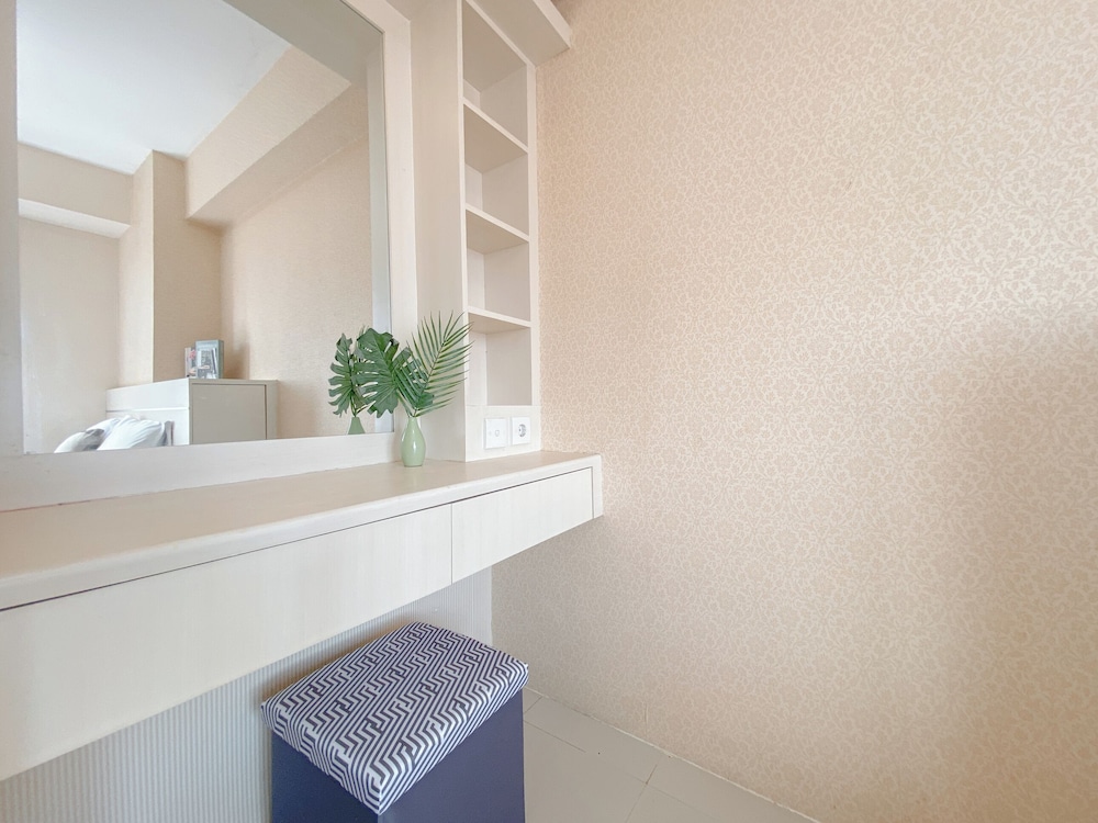 Comfy and Strategic 1BR with Extra Room at Bassura City Apartment