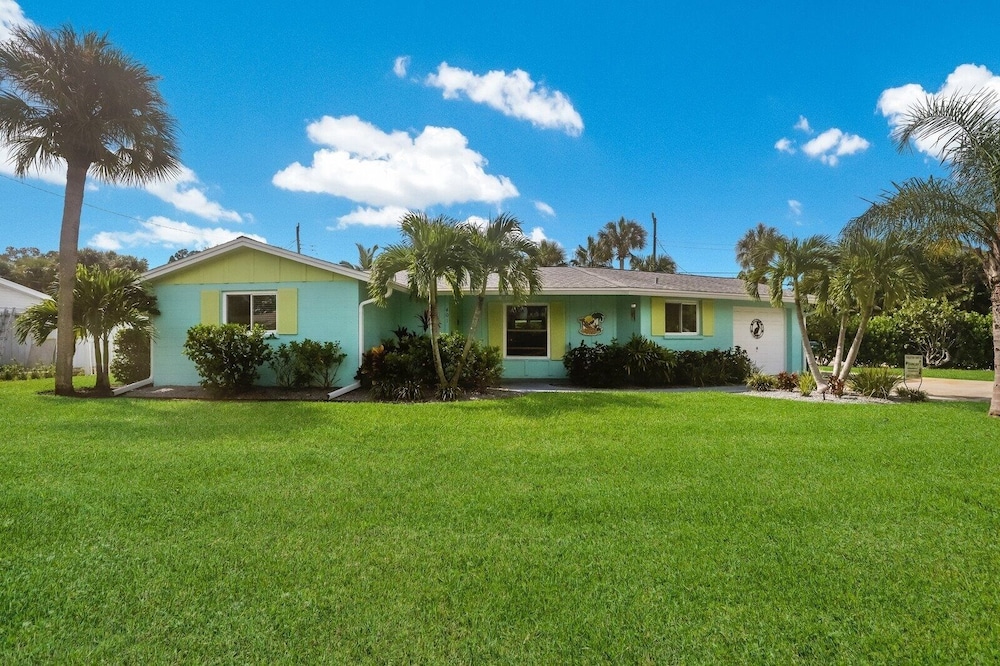 Lazy Pelican 2 Bedroom Home by RedAwning view 3