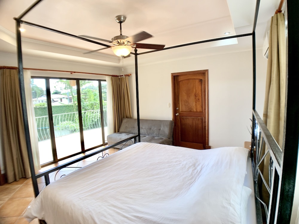 Villa Arenas: Private Pool & Easy Beach Access in Jaco by RedAwning