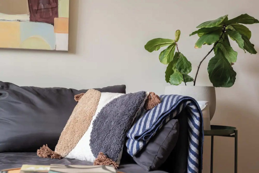 Charming 1BR in Fitzroy w/ Parking, Pool, + Gym!