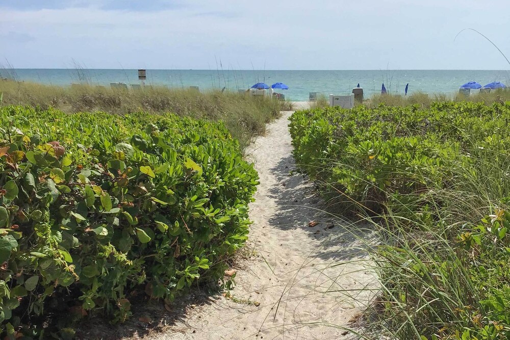 Longboat Key Resort Escape - Walk to the Beach!