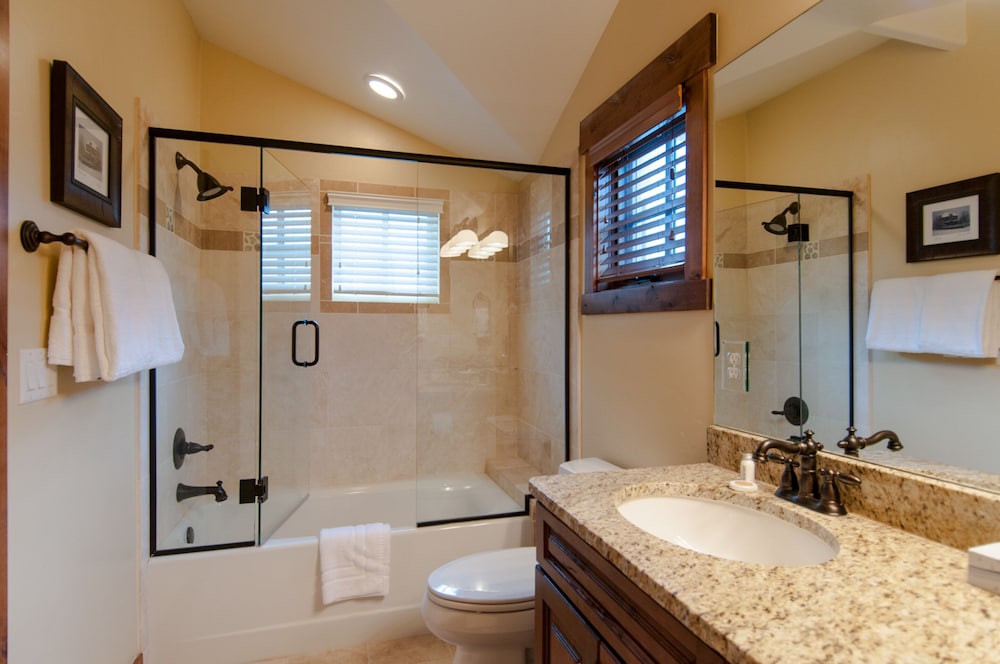 Norfolk Retreat by Avantstay Luxurious Mountain Home w/ Hot Tub view 3