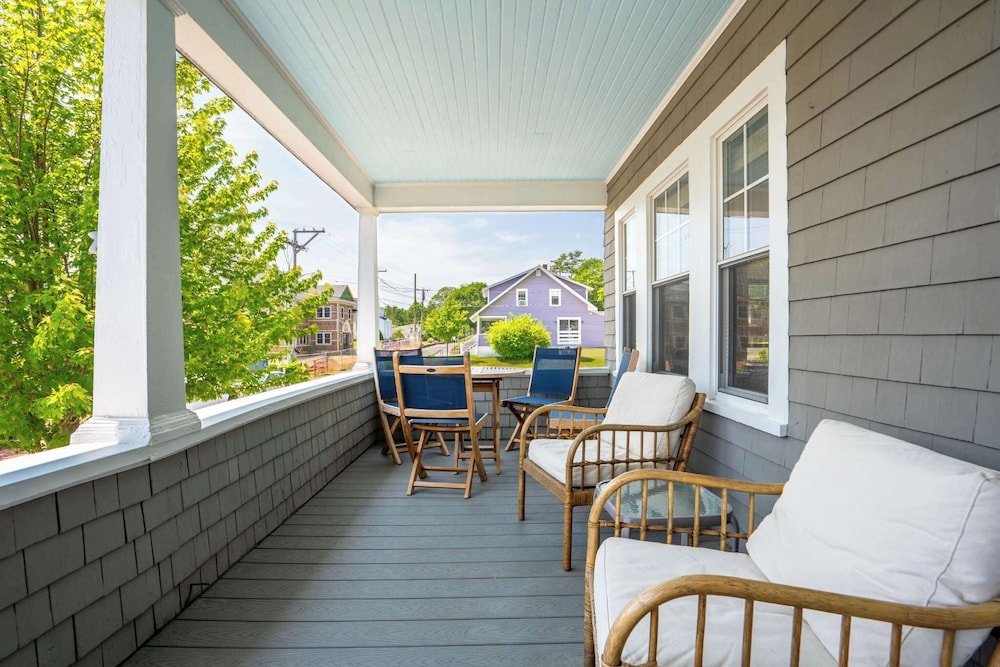Steps to Beach & Downtown OGT - Screened in Porch