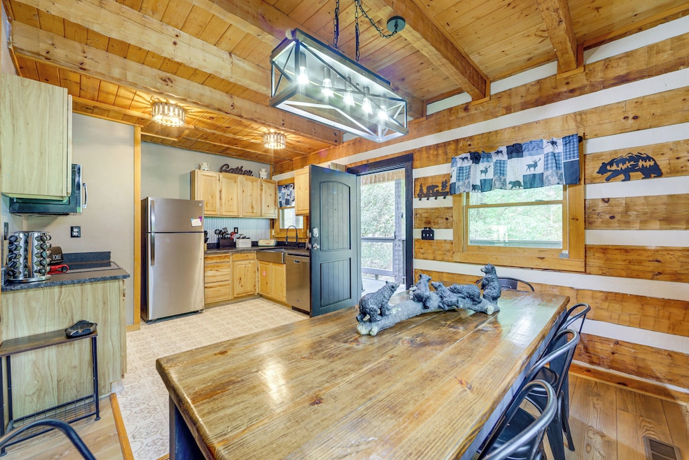 Mins to Dollywood: Boujee Bear Cabin w/ Hot Tub!
