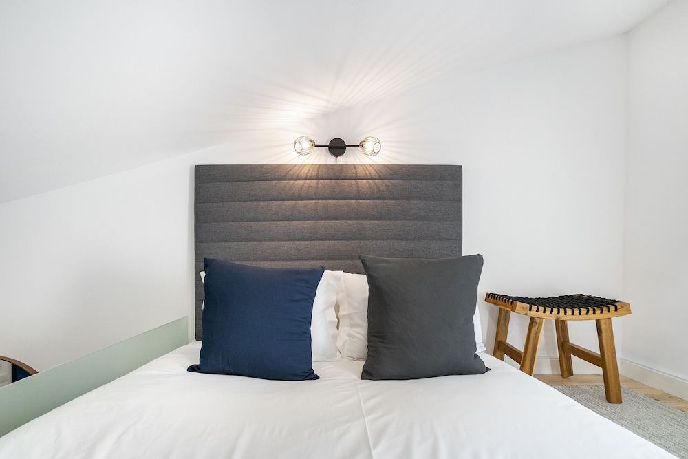 Urban Escape: 1-Br W/Mezzanine Near Campo Ourique
