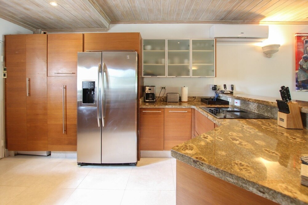 Relax Poolside At This Stylish Townhouse - Porters Gate 24 by BSL Rentals
