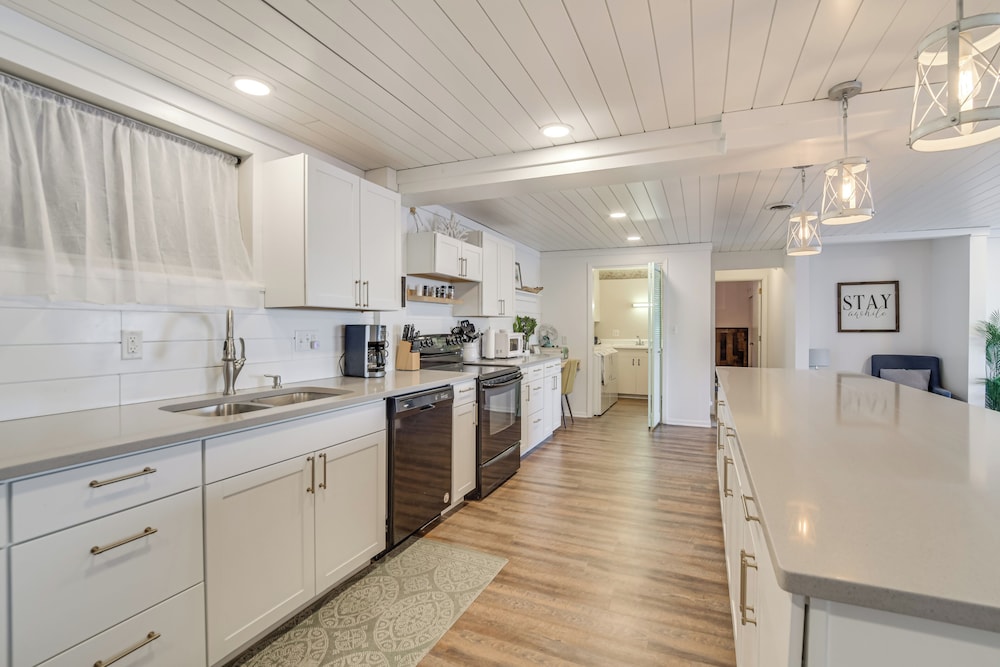 Modern Apt on Detroit Lake w/ Dock Access!