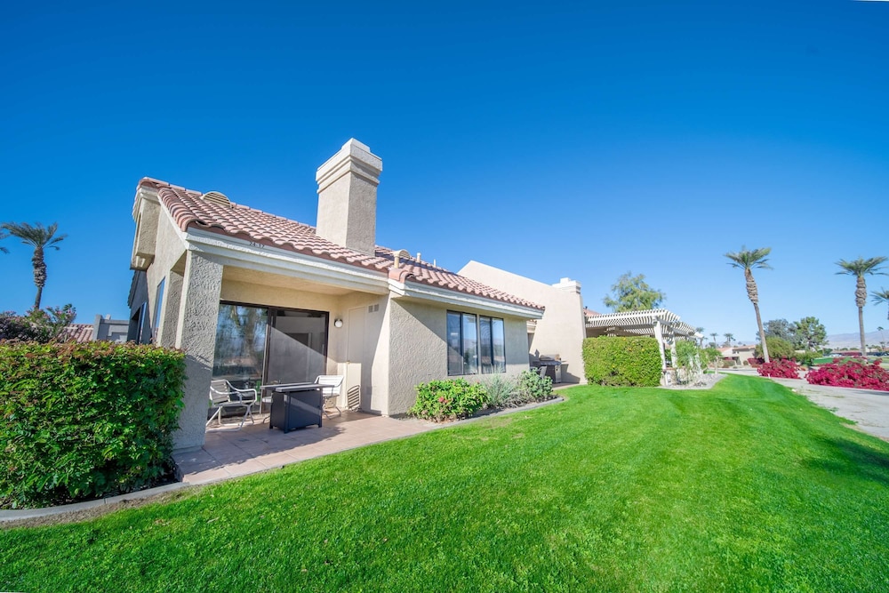 Charming Condo With Golf Course View