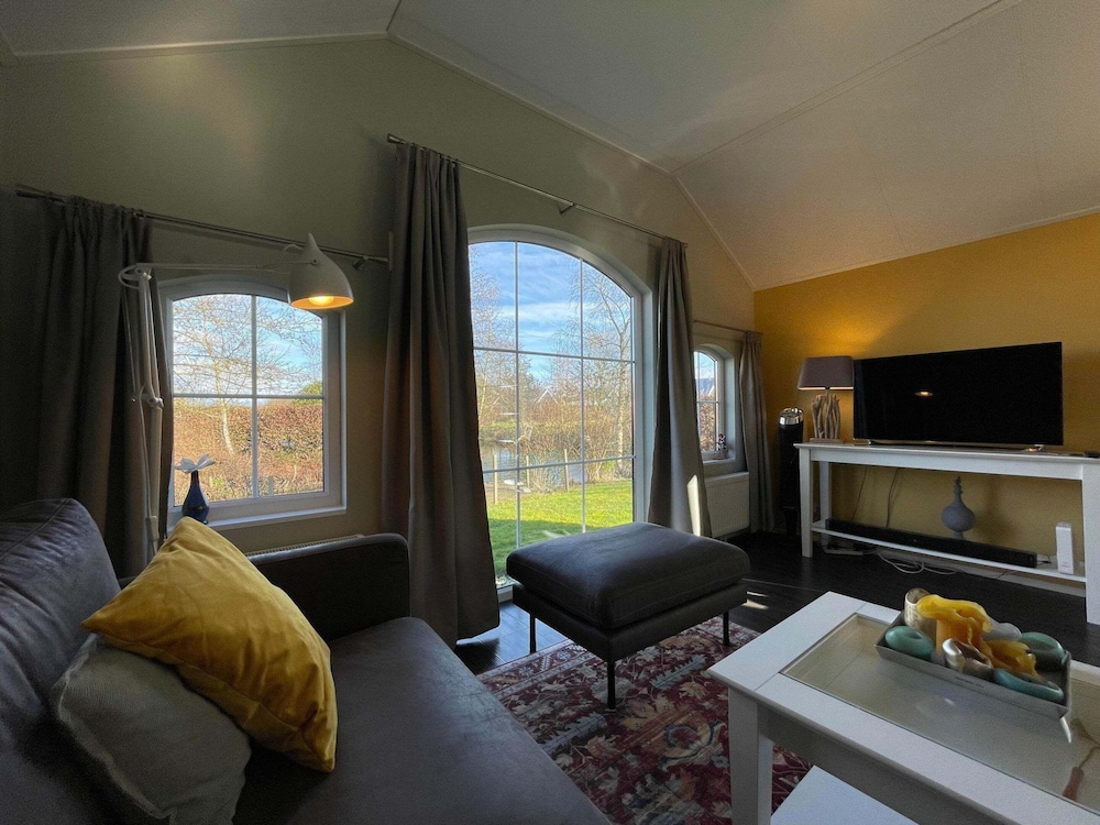 Tranquil Lakeside Stay for 4 Guests