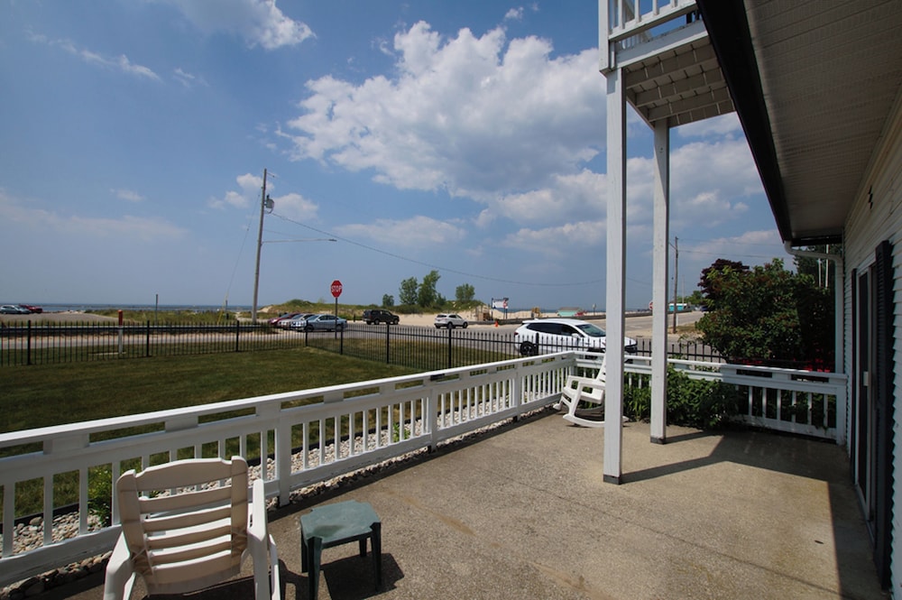 Snyder's Shoreline Inn