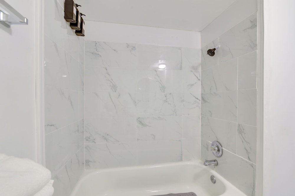 15 Mi to Dtwn Houston: Condo in Gated Community