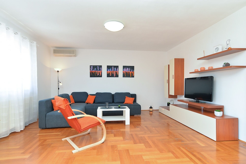 Apartments Emil 596
