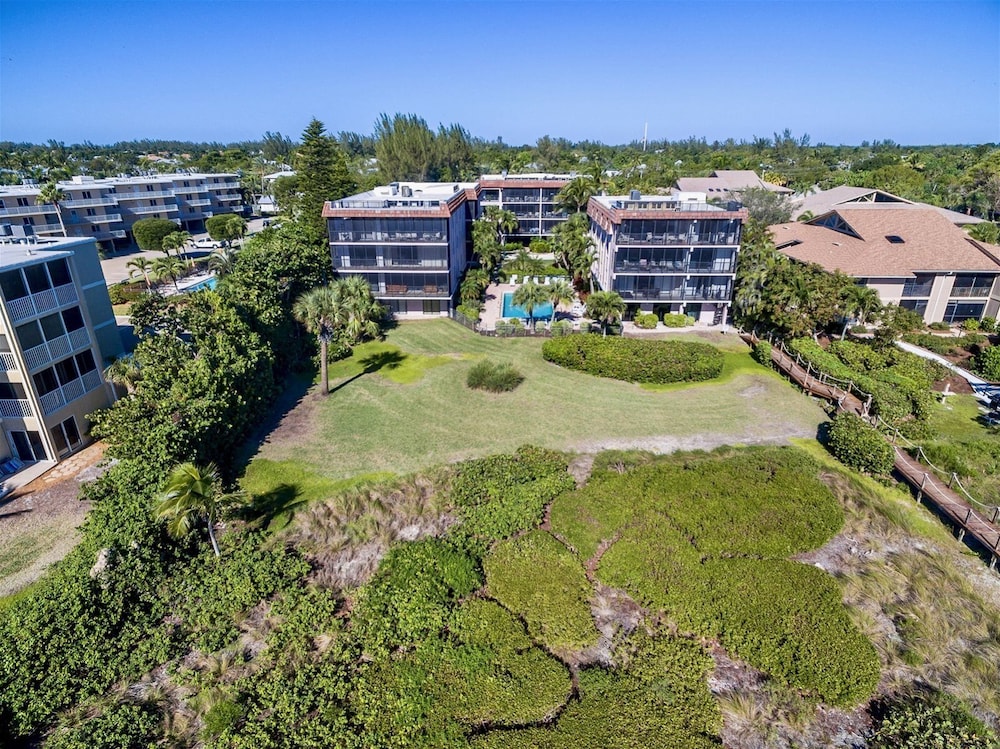 Shorewood Condos by Dream Vacation Rentals
