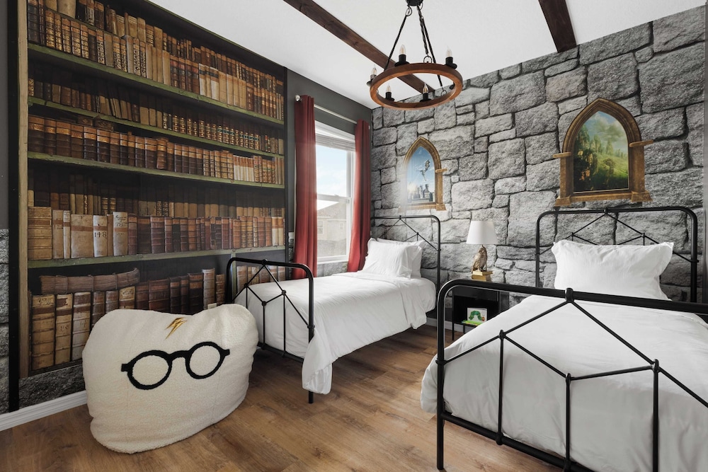 Sleeps 18! Solterra Resort, Pool, Gameroom, Themed Bdrs Broad Oak by Avantstay