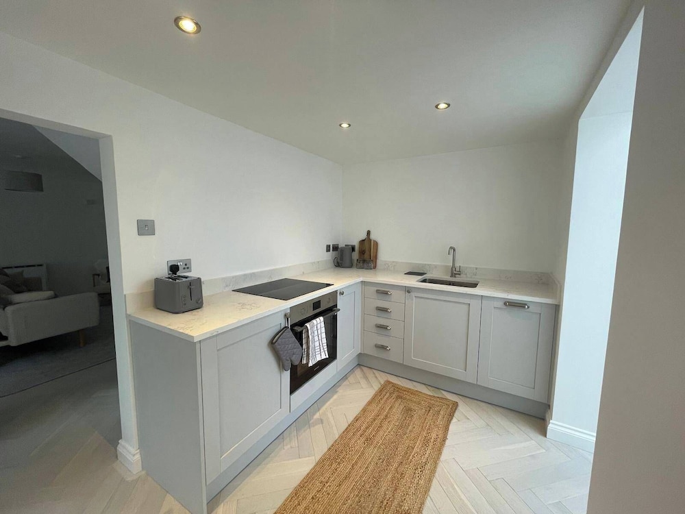 Seaside Retreat - Sleeps 5, Garden & Parking