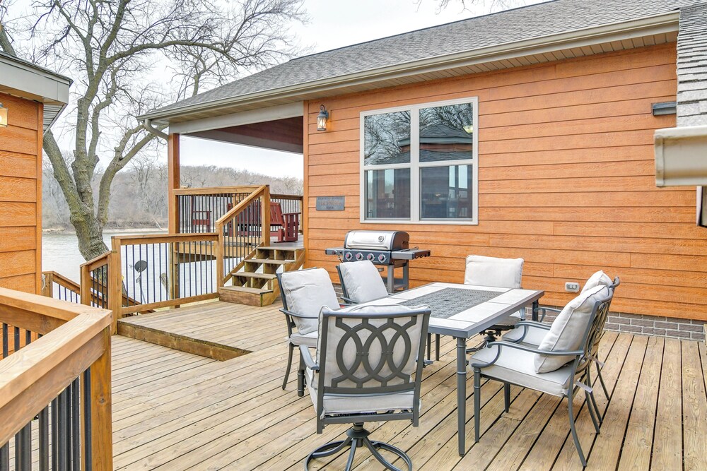6 Mi to Dtwn Pella: Riverfront Cabin w/ Game Room!