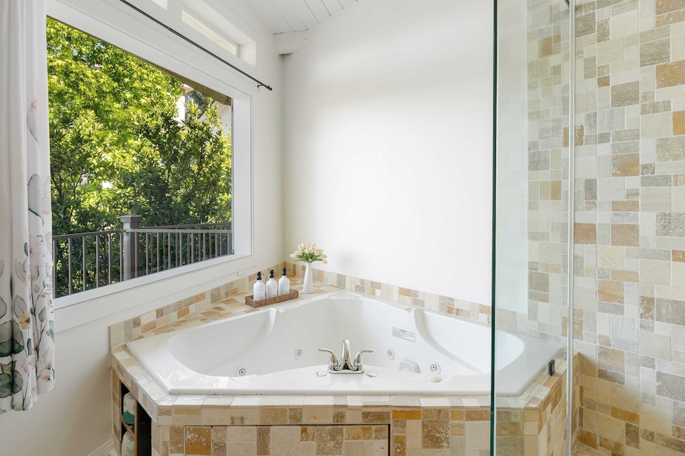 Designer Retreat w/ Pool, Firepits, Panoramic Views The Lake House at Malibu