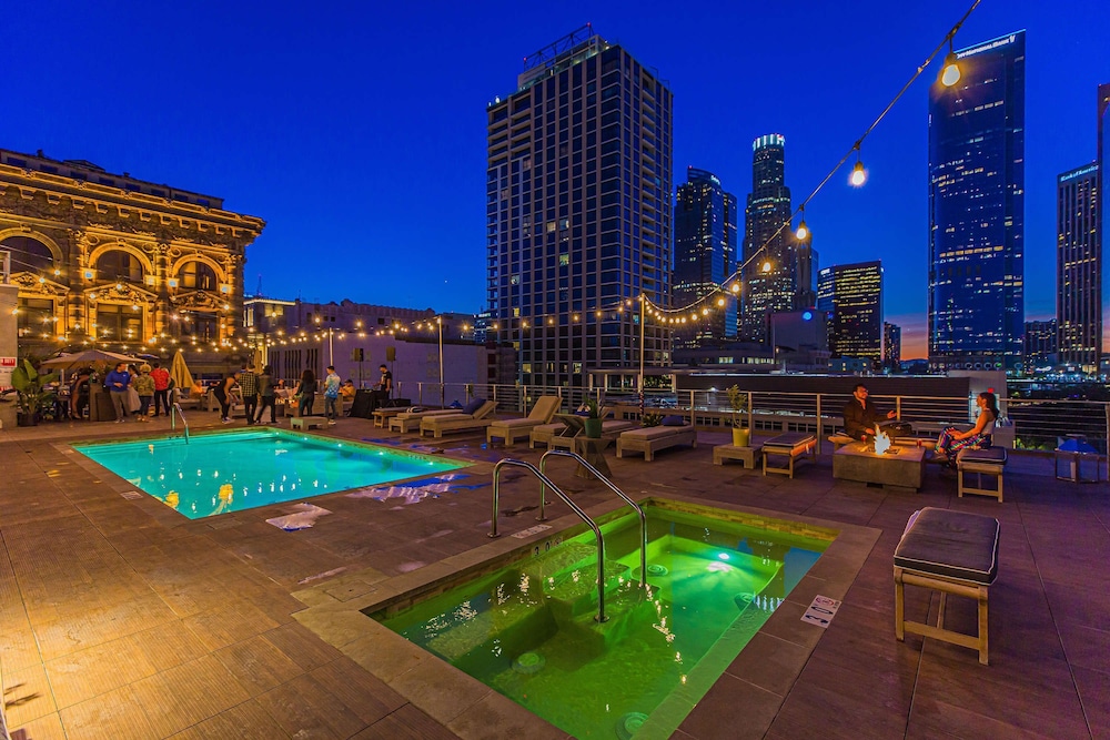 Stylish 2br/2ba At HWH by Oneluxstay
