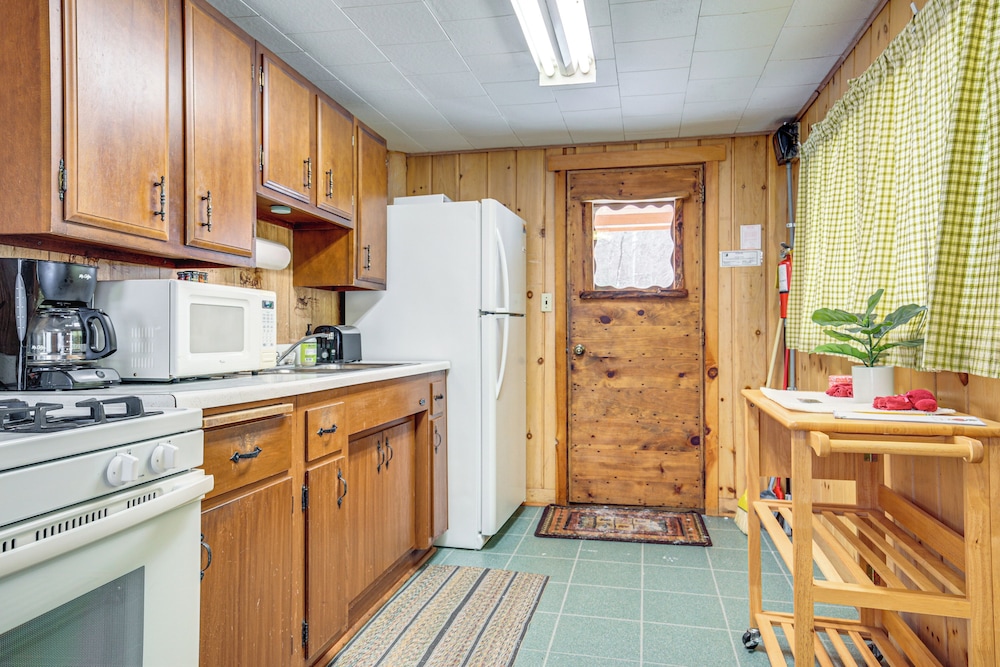 South Twin Lake Cabin w/ Seasonal Dock & Slip!