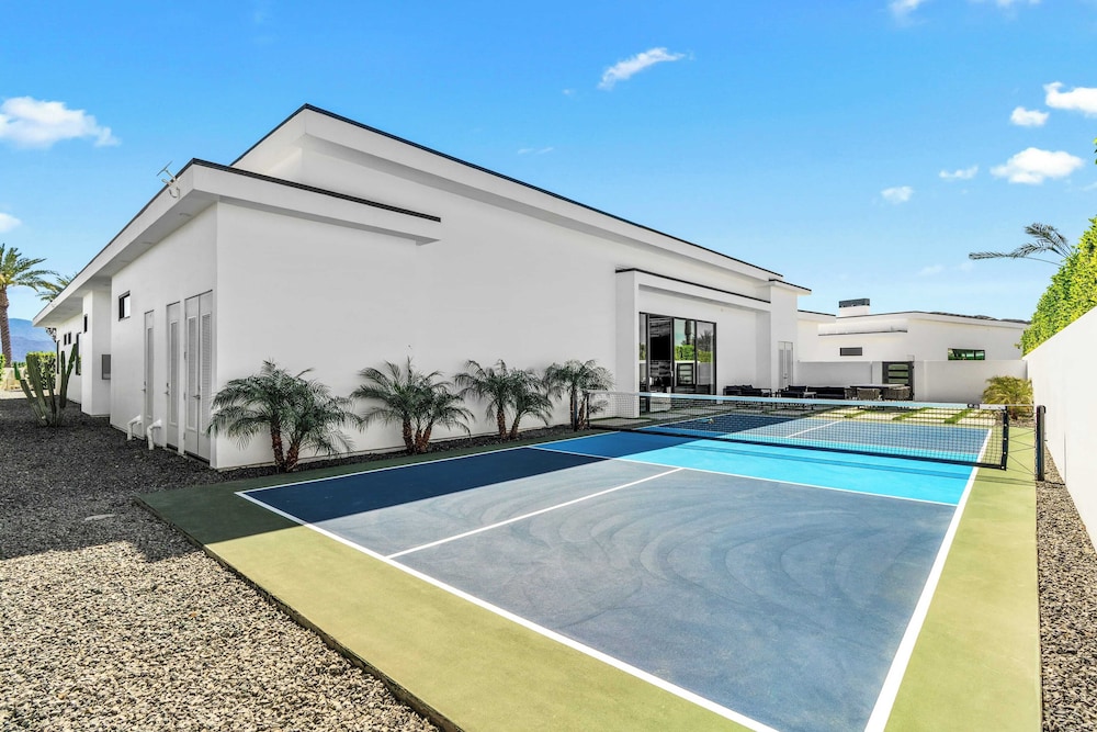Sleeps 23 Pool, Hot Tub & Putting Green Minutes to Golf & Dining Bravo Villa #7 by Avantstay