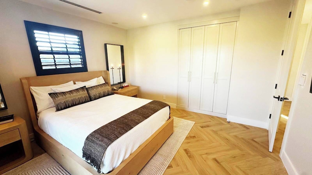 New 5 Bedroom Modern Villa on Golf Course