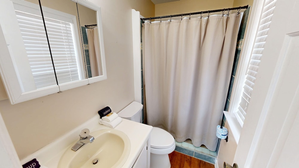 Canal Breeze Cottage 4 Bedroom Home
